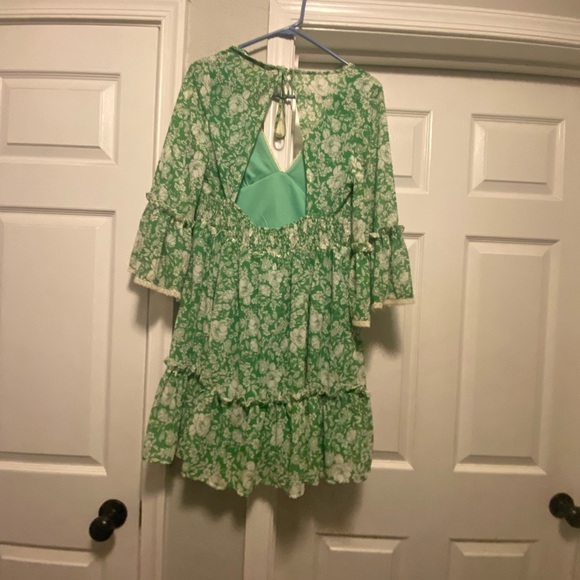 Green bell sleeve mini dress. - Picture 5 of 5